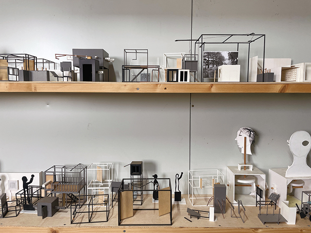 작업실 한편 마련돼 있는 그의 작품들