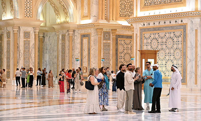 금장식과 화려함으로 둘러쌓인 카사르 알 와탄의 상징적인 공간인 대형 홀(The Great Hall)은 방문객들의 탄성을 자아내게 만든다