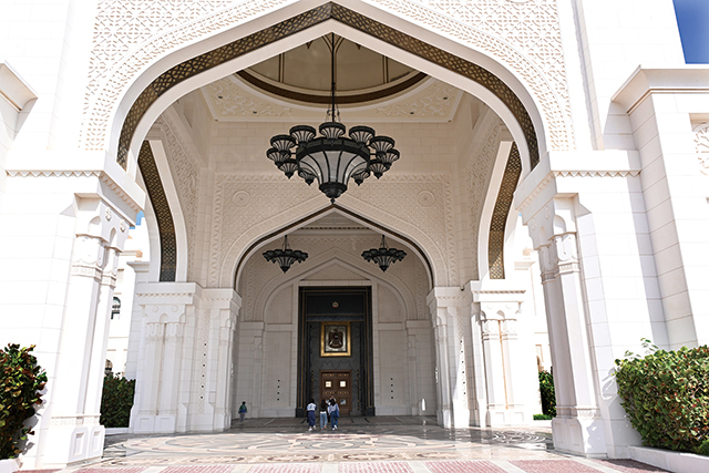 거대한 돔 천장, 정교한 무늬와 금장식으로 어우러져 카사르 알 와탄의 상징적인 공간인 대형 홀(The Great Hall) 