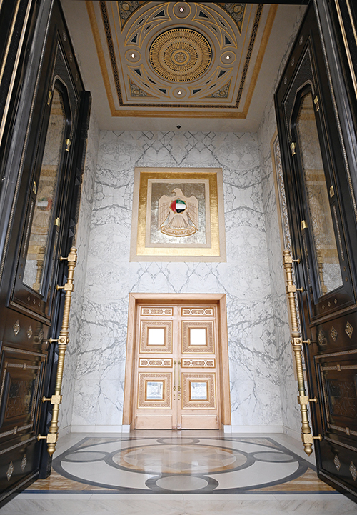 순백의 돔 건축물인 카사르 알 와탄(Qasr Al Watan)입구는 웅장함의 극치다