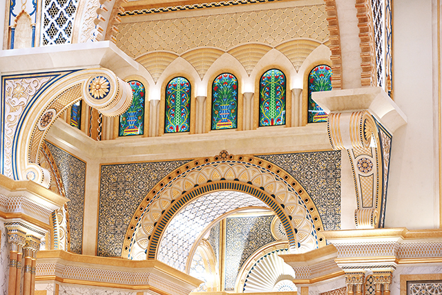 카사르 알 와탄의 화려한 스테인드 글라스