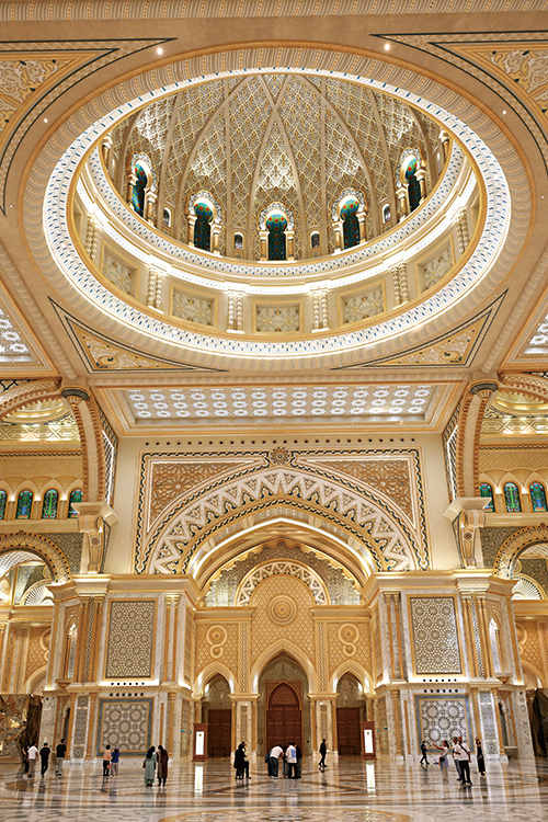 거대한 돔 천장, 정교한 무늬와 금장식으로 어우러져 카사르 알 와탄의 상징적인 공간인 대형 홀(The Great Hall) 