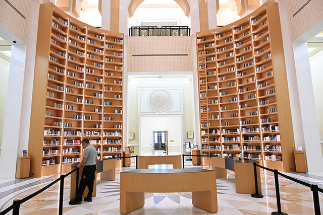 카사르 알 와탄 도서관에는 희귀 필사본들과 고문서가 소장되어 있다