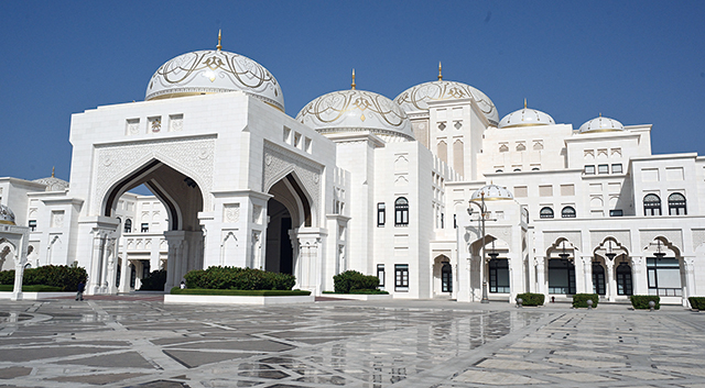 아부다비 여행에서 꼭 가봐야 할 랜드마크, 바로 카사르 알 와탄(Qasr Al Watan). 순백의 돔 건축물은 아랍 건축의 정수라 불릴만하다.