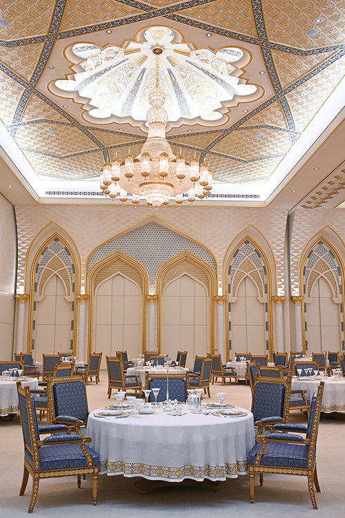 대통령 만찬장 (The Presidential Banquet) 화려한 크리스털 샹들리에가 장식된 홀은 최대 300명의 국빈을 접대할 수 있는 공간이다. 금박과 파란색 벨벳으로 장식된 의자들, 순백의 테이블보는 고급진 외교의 출발이다