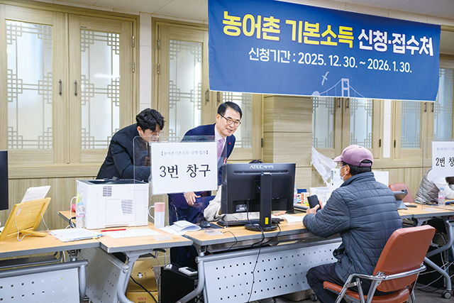 장충남 군수가 최근 기본소득 접수 현장 점검에 나서고 있다