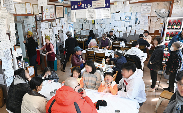 남해군 삼동면 지족구거리에 위치한 한 멸치쌈밥집에 손님들이 가득 차 있다