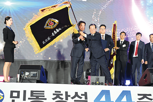 민족통일협의회 창설 44주년 기념 및 2025민족통일 전국대회서 전재용 회장이 경남도협의회 기를 흔들고 있다