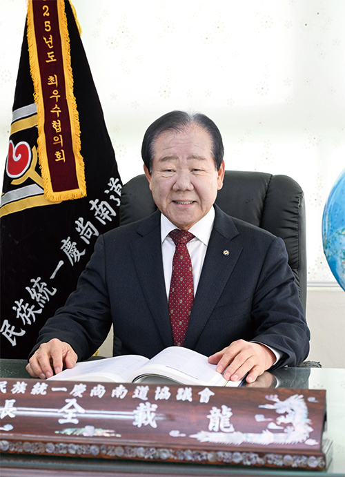 전재용 민족통일 경상남도협의회장이 자리에 앉아 환하게 웃고 있다