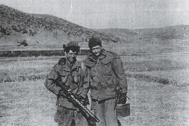 1951년 겨울 한강 근처에서 찍은 사진. 왼쪽 기관총을 든 군인이 칼레오하노씨이다