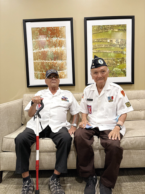 미 25사단 참전용사인 칼레오하노씨(왼쪽)와 코바야시씨