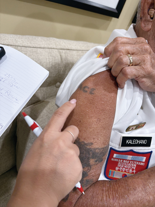 칼레오하노씨의 오른쪽 팔에는 입대 전 친구가 “꼭 살아 돌아오라”는 다짐을 담아 새겨 준 문신이 있다