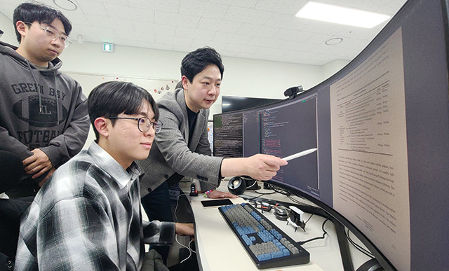부석준 경상국립대학교 컴퓨터공학과 교수가 실험실에서 학생들과 함께 ‘음향 AI(인공지능)’에 관한 연구를 하고 있다