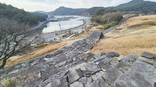 진성 아래 보이는 포구