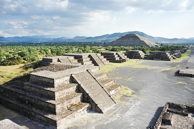 더 크게, 더 높이. 피라미드는 인간의 욕망의 상징인 듯