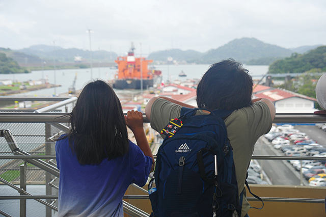 파나마 운하를 바라보는 모녀. 인간의 욕망이 땅을 동강 내어 바다를 만들었다