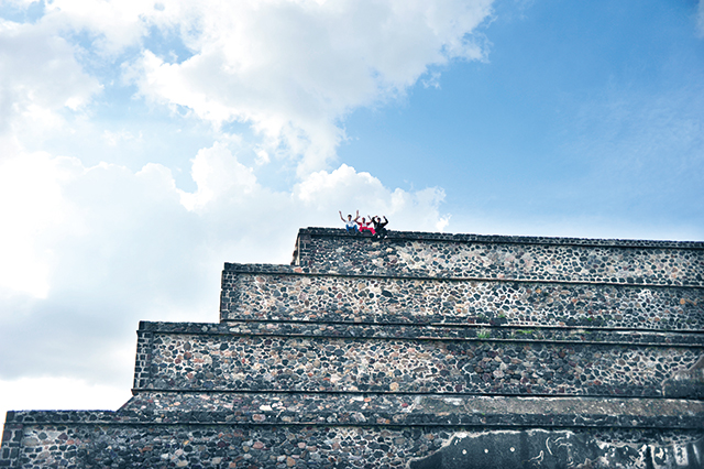 달의 피라미드에서 손을 흔드는 사람들. 피라미드가 얼마나 큰지 알 수 있다