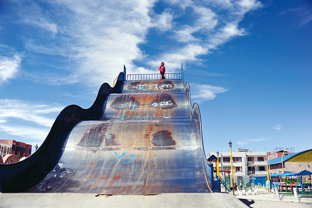 더 높이를 외치던 미끄럼틀이 하늘에 닿을 듯하다. 동네 미끄럼틀 중 최고 인듯. 볼리비아 놀이터