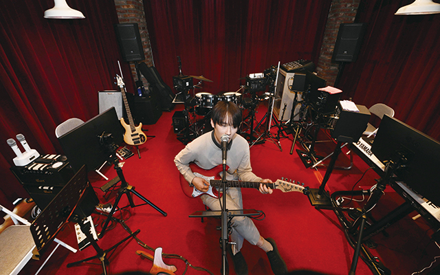 싱어송라이터 오동진씨가 김해시 진영읍에 위치한 ‘THE LOUNGE M’에서 음악 작업을 하고 있다