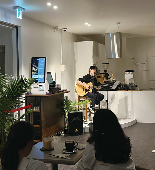 오동진씨가 창원시 성산구 귀산동 카페 ‘포엠커피웍스’에서 공연하고 있다