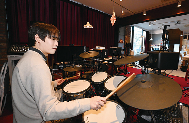 오동진씨가 드럼 연주를 하고 있다