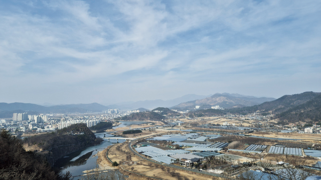 달팽이전망대에서 바라본 밀양강과 밀양 시가지. 360도 파노라마 뷰가 봄을 재촉한다