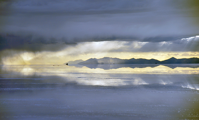 위와 아래의 경계가 허물어져 하나가 된 풍경이 화살촉이 되어 경계를 뚫고 지나간다