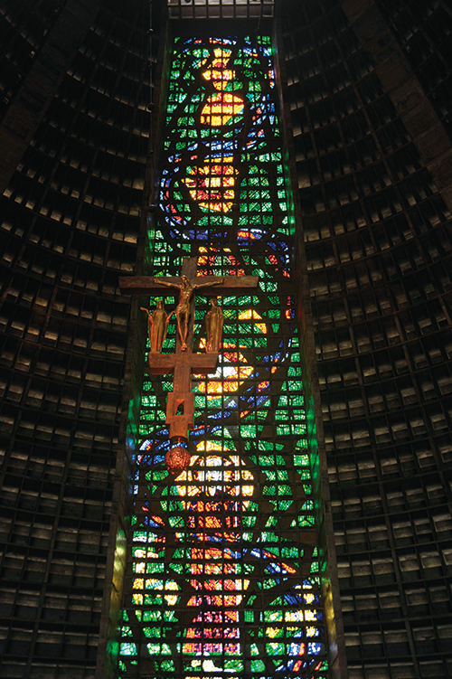 겉만 봐선 모른다. 거무튀튀한 성당 안에 저렇게 화려한 빛이 있을 줄이야