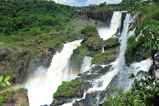 줄을 넘기 힘들면, 물보라 속에서 피어오르는 무지개 다리를 건너가볼까