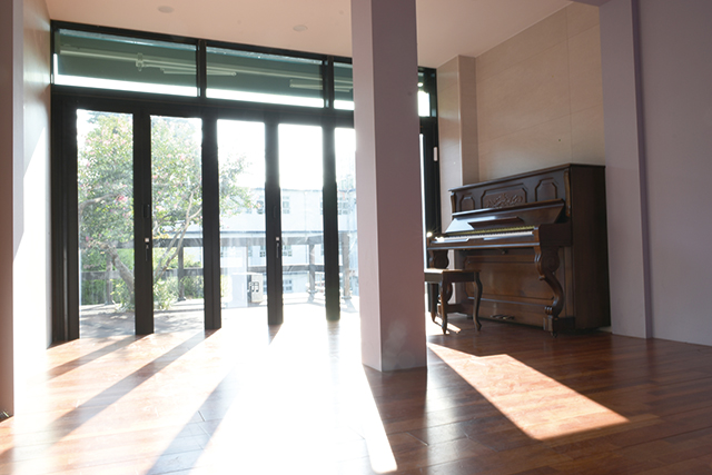 별관동 음악실과 본관동 도서관의 폴딩도어를 통해 학교 내부와 외부가 자연스럽게 연결돼 학생들의 다양한 활동을 통해 심리적 안정을 도모한다