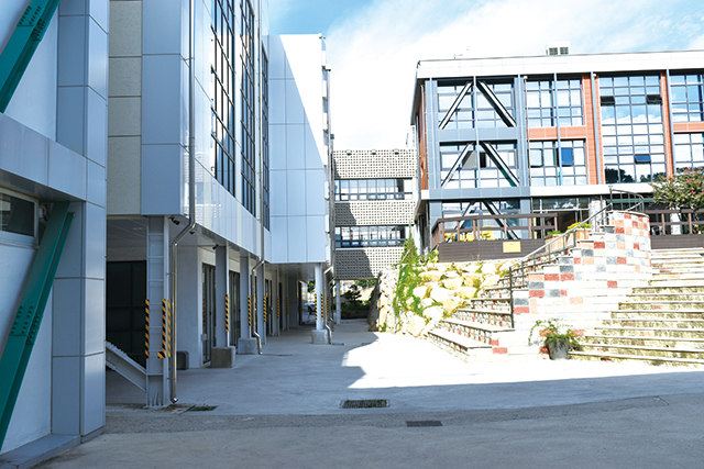 본관동과 별관동의 연계성을 위해 연결통로를 큐블럭으로 디자인하고, 연결통로는 이동수단의 기능보다는 휴식과 조망 기능을 위주로 설계했다