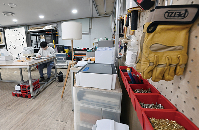 방상환 화가가 창원시 의창구 명서동 반지하 작업실에서 작업하고 있다