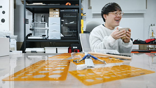 방상환 화가가 자신의 작품 세계에 대해 이야기하며 환하게 웃고 있다