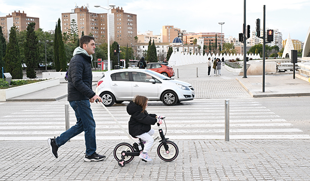 발렌시아 주민이 자녀를 데리고 예술과 과학의 도시를 걷고 있다