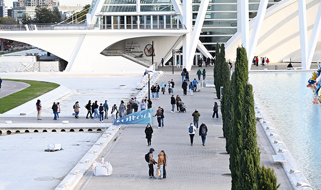발렌시아의 랜드마크인 '예술과 과학의 도시’  대표건축물인 필리페 왕자 과학 박물관주변에서 관광객들이 시설물을 관람하고 있다