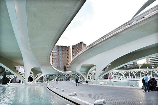 발렌시아의 랜드마크인 ‘예술과 과학의 도시’의 교각 사이로 만나는 하늘과 도심