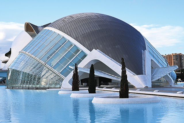 지혜의 눈이라 불리는  IMAX극장(Hemisféric) 은 눈꺼풀과 안구가 창의적으로 탄생한 건물로, 구조물이 움직이기도 한다