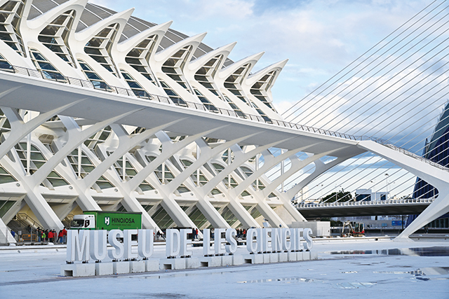 갈비뼈만 남은 큰고래를 형상화해서 만든 필리페 왕자 과학 박물관(El Museo de las Ciencias Principe Felipe)