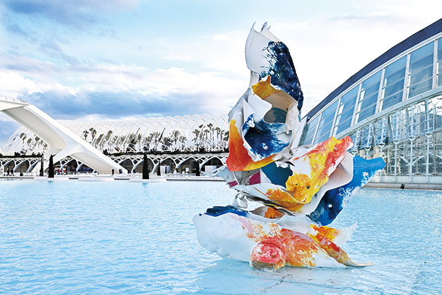 벨기에의 개념 예술가 아르네 퀸즈(Arne Quinze)가 제작한 ‘나의 비밀 정원(My Secret Garden)’ 중 하나로 자연의 형태와 구조, 색채의 다양성에서 영감을 받아 제작된 대형 알루미늄 조각 작품이다