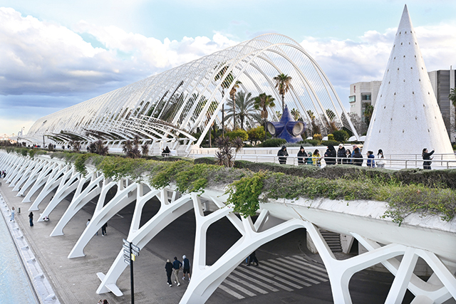 세계적인 현대미술가들의 조각들이 전시된 L'Umbracle